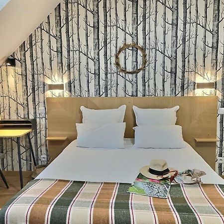 Logis Hotel Du Cygne Bracieux Bagian luar foto
