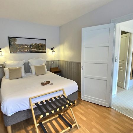 Logis Hotel Du Cygne Bracieux Bagian luar foto