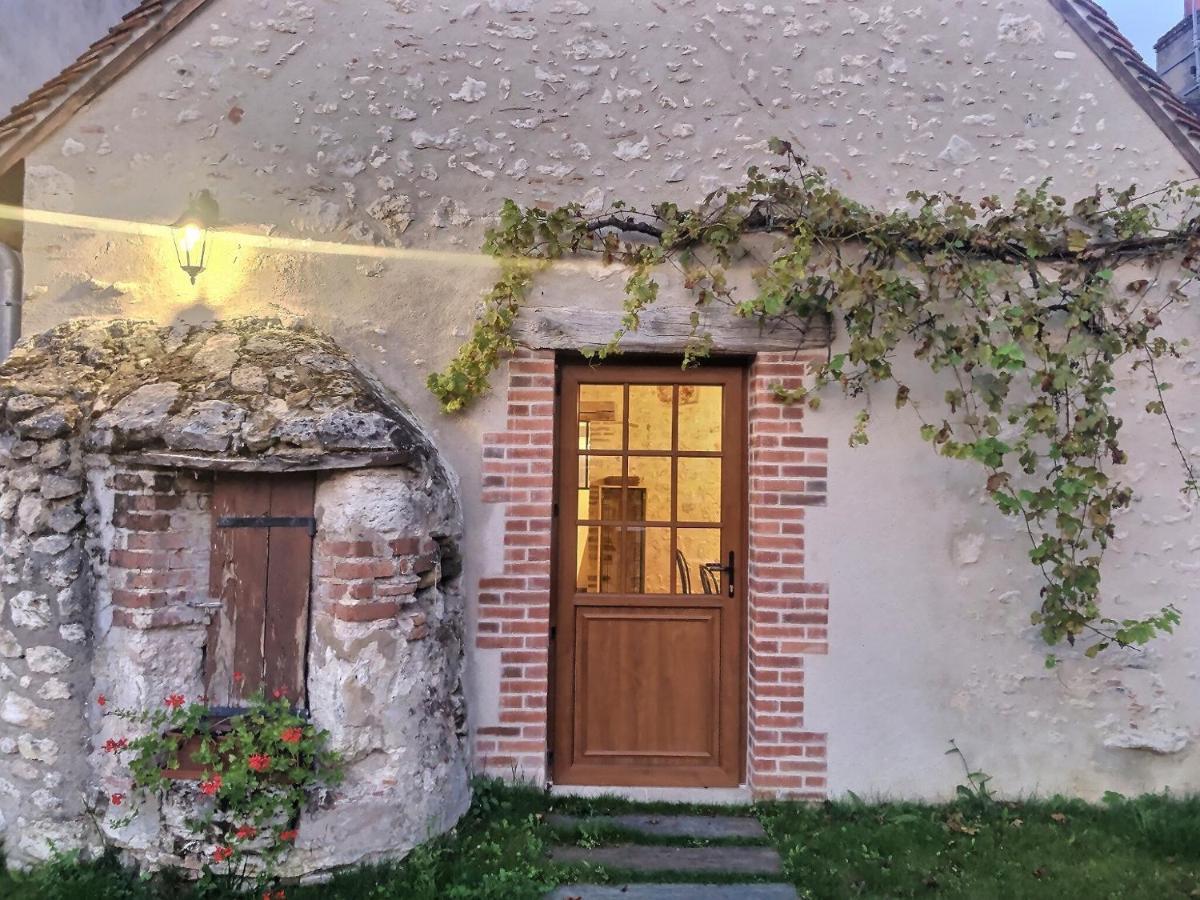 Logis Hotel Du Cygne Bracieux Bagian luar foto