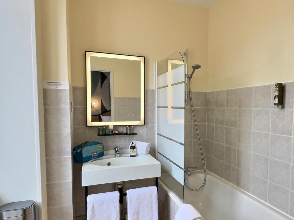 Logis Hotel Du Cygne Bracieux Bagian luar foto