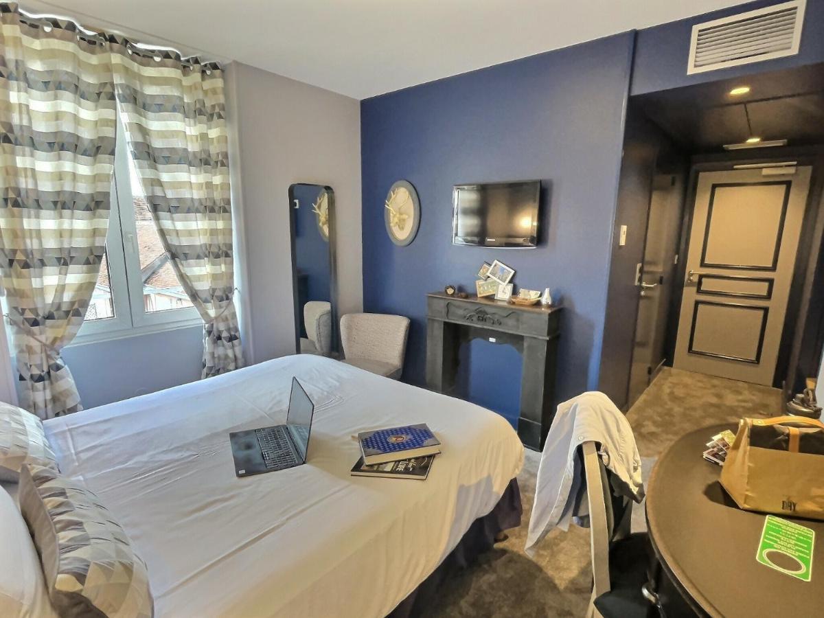 Logis Hotel Du Cygne Bracieux Bagian luar foto