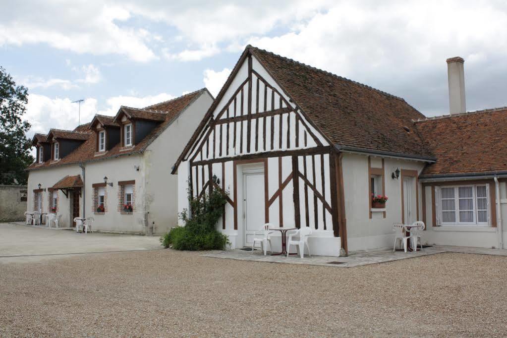 Logis Hotel Du Cygne Bracieux Bagian luar foto