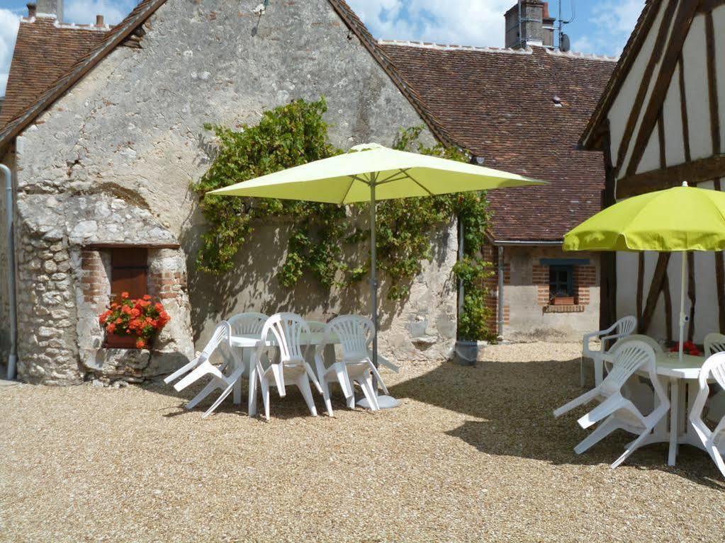 Logis Hotel Du Cygne Bracieux Bagian luar foto