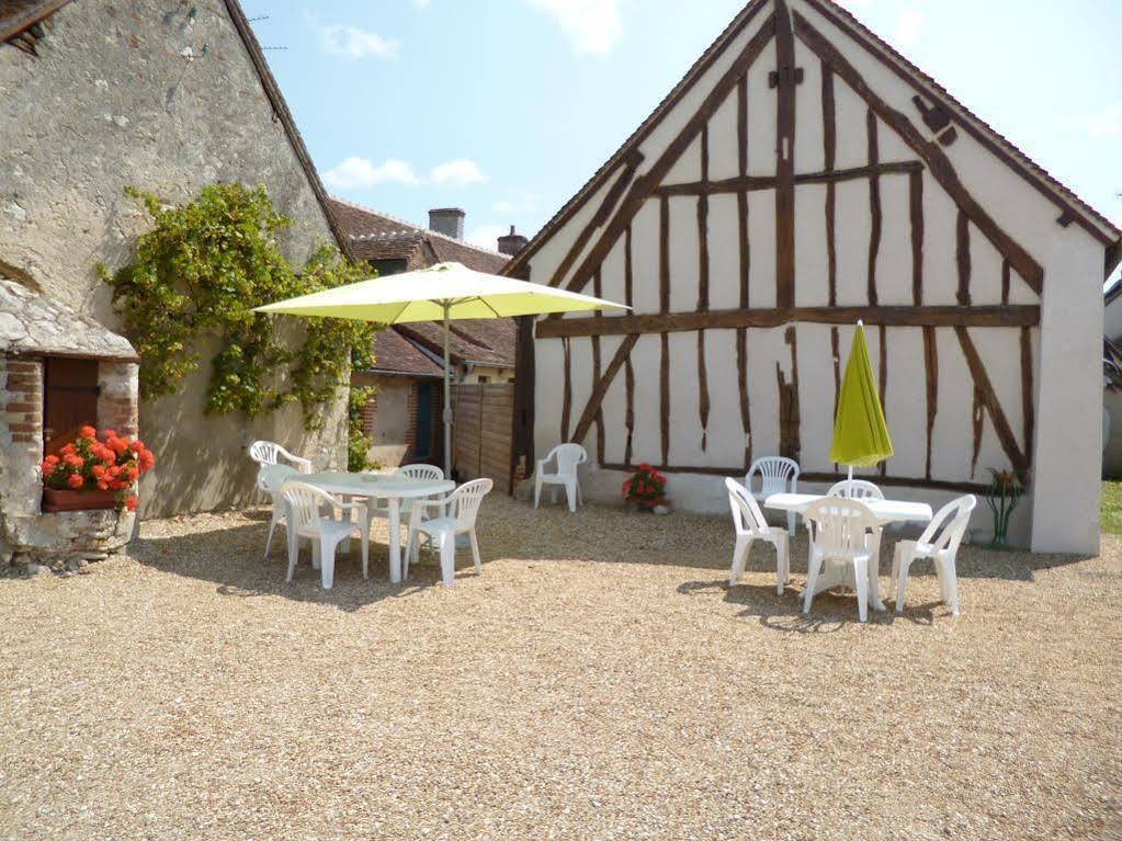 Logis Hotel Du Cygne Bracieux Bagian luar foto