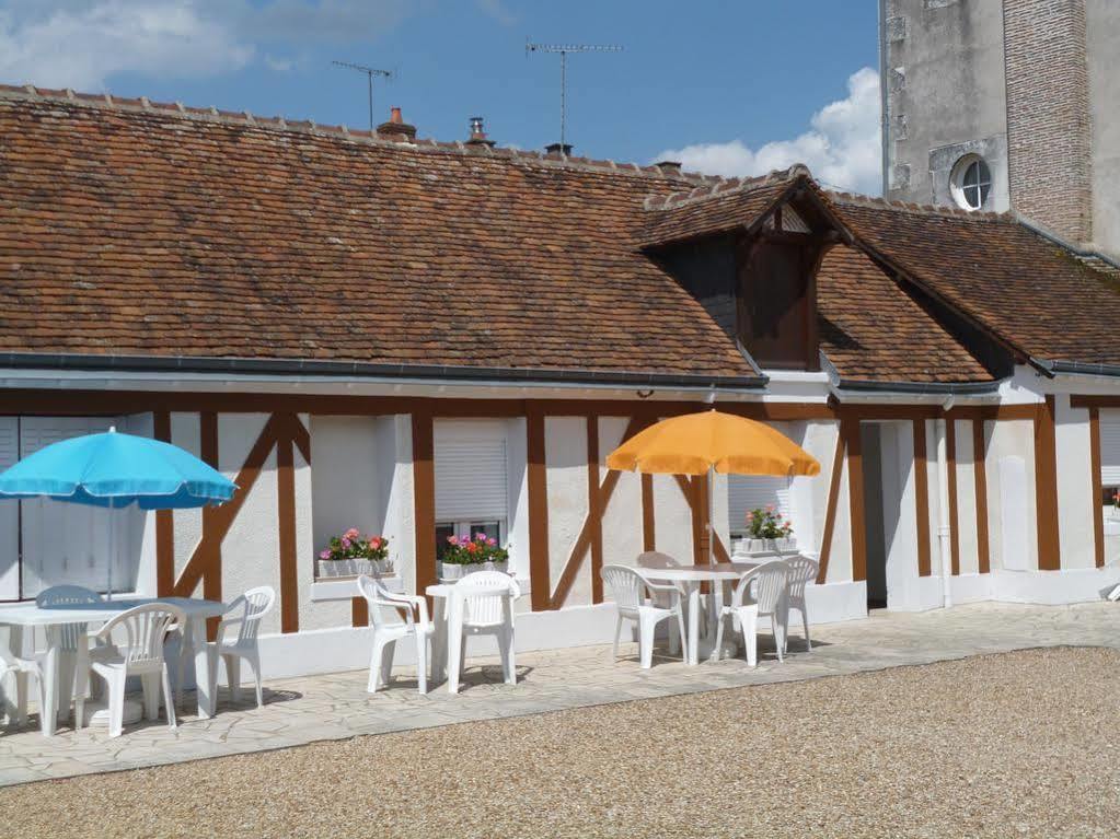Logis Hotel Du Cygne Bracieux Bagian luar foto